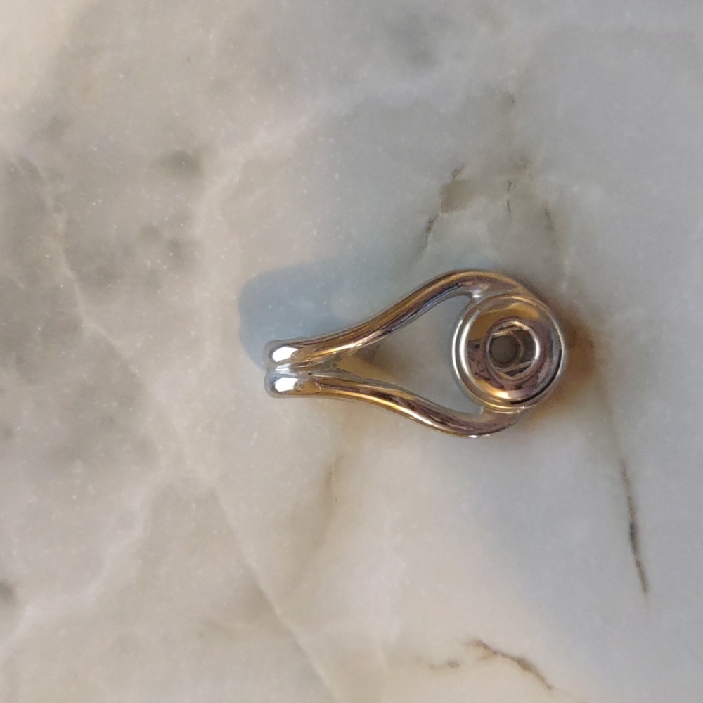 Small symmetrical pendant for snap jewelry